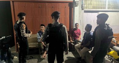 TEAM PATROLI PERINTIS PRESISI SAT SAMAPTA POLRES ABDYA MENYAMBANGI MASYARAKAT YANG SEDANG BERAKTIVITAS DI LUAR RUMAH PADA MALAM HARI