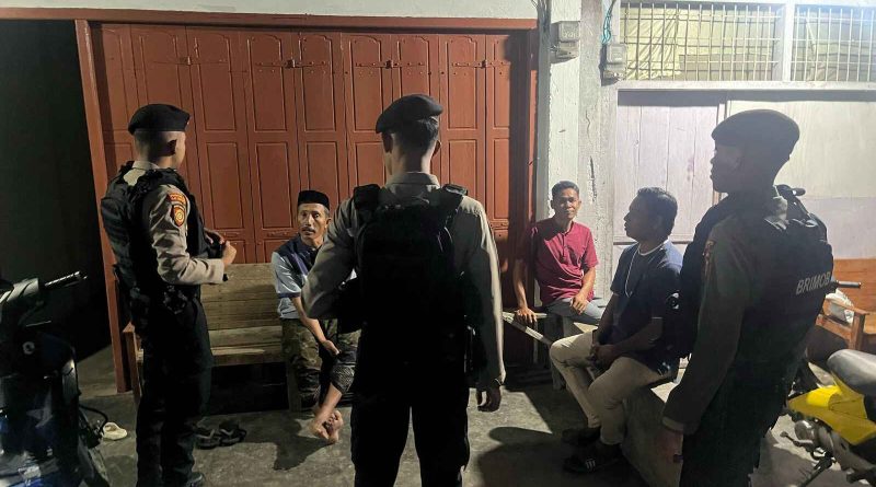 TEAM PATROLI PERINTIS PRESISI SAT SAMAPTA POLRES ABDYA MENYAMBANGI MASYARAKAT YANG SEDANG BERAKTIVITAS DI LUAR RUMAH PADA MALAM HARI