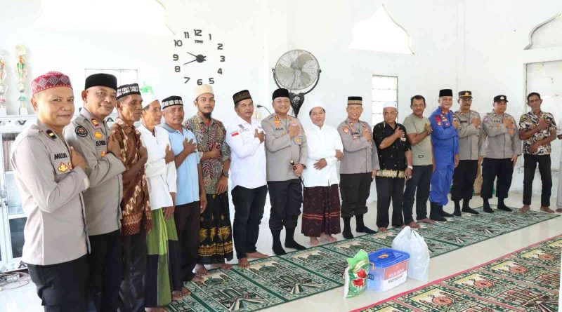 SILATURAHMI KEPADA TOKOH AGAMA OLEH KAPOLRES ABDYA BESERTA PJU (PEJABAT UTAMA) DI PESANTREN DARUL MUHIBBAH DESA ALUE PISANG KEC. KUALA BATEE, KAB. ACEH BARAT DAYA