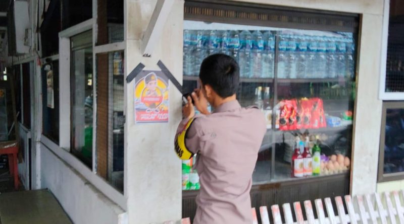 BHABINKAMTIBMAS POLSEK SUSOH MELAKSANAKAN PENGAMANAN PENGATURAN LALIN SERTA PEMASANGAN HOTLINE MUDIK POLRI MENJELANG BERBUKA PUASA