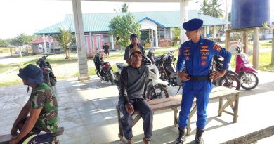 PERSONIL SATPOLAIRUD POLRES ABDYA MELAKSANAKAN PATROLI DAN PENGAMANAN SERTA MEMBERIKAN RASA AMAN DAN NYAMAN KEPADA MASYARAKAT YANG MENJUAL ATAUPUN YANG MEMBELI IKAN PERSONIL SATPOLAIRUD POLRES ABDYA MELAKSANAKAN PATROLI DAN PENGAMANAN SERTA MEMBERIKAN RASA AMAN DAN NYAMAN KEPADA MASYARAKAT YANG MENJUAL ATAUPUN YANG MEMBELI IKAN