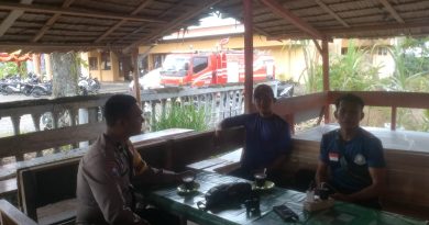 BHABHINKAMTIBMAS POLSEK MANGGENG MELAKSANAKAN KEGIATAN SILATURRAHMI DENGAN MASYARAKAT SERTA MENYAMPAIKAN PESAN KAMTIBMAS PADA SIANG HARI BHABHINKAMTIBMAS POLSEK MANGGENG MELAKSANAKAN KEGIATAN SILATURRAHMI DENGAN MASYARAKAT SERTA MENYAMPAIKAN PESAN KAMTIBMAS PADA SIANG HARI