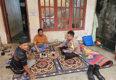 BHABINKAMTIBMAS POLSUBSEKTOR JEUMPA MELAKSANAKAN GIAT PATROLI DAN MENYAMBANGI RUMAH WARGA PADA SIANG HARI UNTUK MENJALIN KEDEKATAN DENGAN MASYARAKAT
