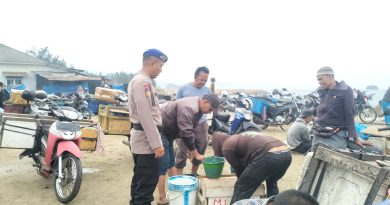 DALAM RANGKA MEMELIHARA SITUASI KAMTIBMAS PERSONIL SATPOLAIRUD MELAKSANAKAN PATROLI DAN PENGAMANAN GUNA MENGAMANKAN TPI UJUNG SERANGGA PADA SIANG HARI DALAM RANGKA MEMELIHARA SITUASI KAMTIBMAS PERSONIL SATPOLAIRUD MELAKSANAKAN PATROLI DAN PENGAMANAN GUNA MENGAMANKAN TPI UJUNG SERANGGA PADA SIANG HARI