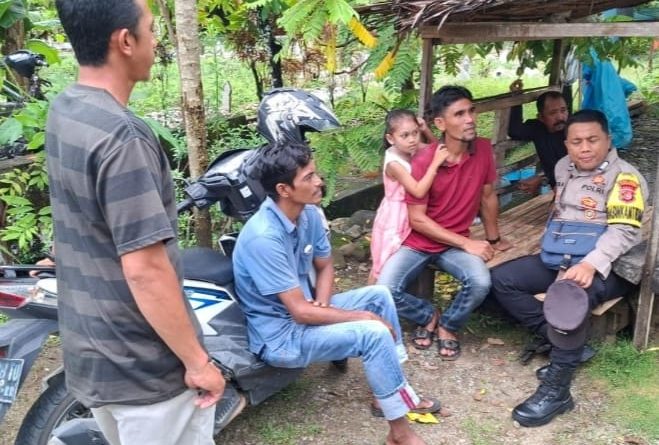 BHABINKAMTIBMAS POLSEK BLANGPIDIE MELAKSANAKAN KEGIATAN SAMBANG DESA PADA SIANG HARI DAN MENYAMPAIKAN PESAN-PESAN KAMTIBMAS KEPADA MASYARAKAT