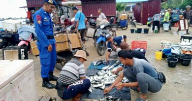 SAT POLAIRUD POLRES ABDYA GELAR PATROLI PENGAMANAN DI TPI UJUNG SERANGGA PADA SIANG HARI SERTA MEMBERIKAN EDUKASI DAN ARAHAN KEPADA MASYARAKAT SAT POLAIRUD POLRES ABDYA GELAR PATROLI PENGAMANAN DI TPI UJUNG SERANGGA PADA SIANG HARI SERTA MEMBERIKAN EDUKASI DAN ARAHAN KEPADA MASYARAKAT