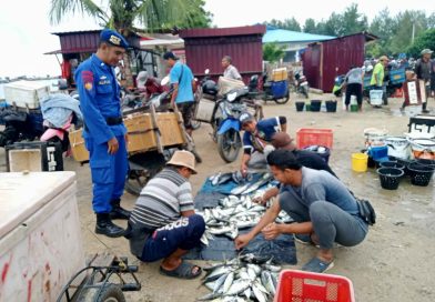 SAT POLAIRUD POLRES ABDYA GELAR PATROLI PENGAMANAN DI TPI UJUNG SERANGGA PADA SIANG HARI SERTA MEMBERIKAN EDUKASI DAN ARAHAN KEPADA MASYARAKAT