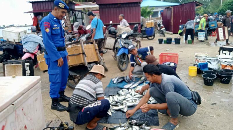 SAT POLAIRUD POLRES ABDYA GELAR PATROLI PENGAMANAN DI TPI UJUNG SERANGGA PADA SIANG HARI SERTA MEMBERIKAN EDUKASI DAN ARAHAN KEPADA MASYARAKAT