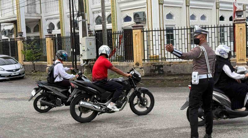 PERSONEL SAT LANTAS POLRES ABDYA MELAKSANAKAN GIAT STRONG POINT DI SELURUH TITIK LOKASI PUSAT KERAMAIAN MASYARAKAT GUNA MEMINIMALISIR PELANGGARAN LALULINTAS